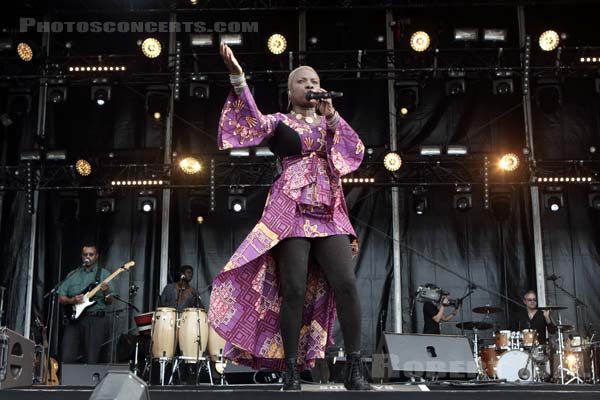 ANGELIQUE KIDJO - 2016-06-25 - PARIS - Hippodrome de Longchamp - Bagatelle - 